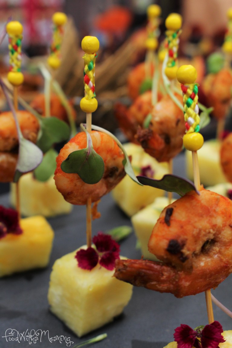 Tapa de Camarão Picante com abacaxi e molho de manga (decoração com micro verdes de rabanete e flor comestível)