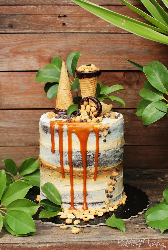 naked cake de chocolate e manteiga de amendoim com caramelo salgado
