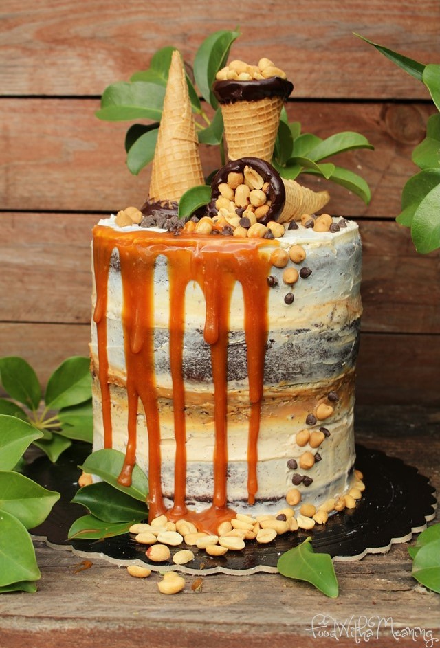 naked cake de chocolate e manteiga de amendoim com caramelo salgado