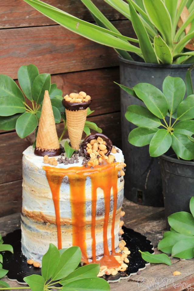 naked cake de chocolate e manteiga de amendoim com caramelo salgado
