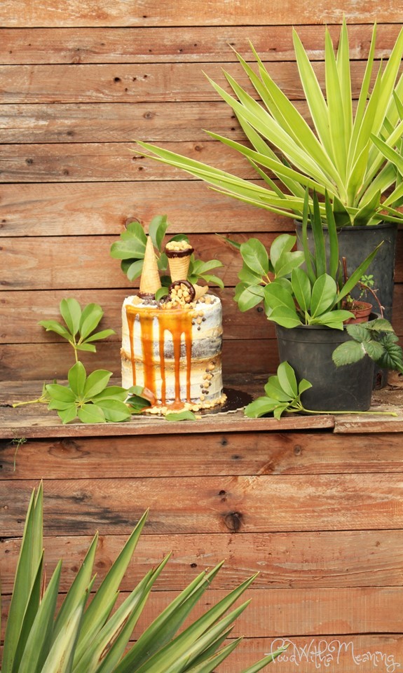 naked cake de chocolate e manteiga de amendoim com caramelo salgado