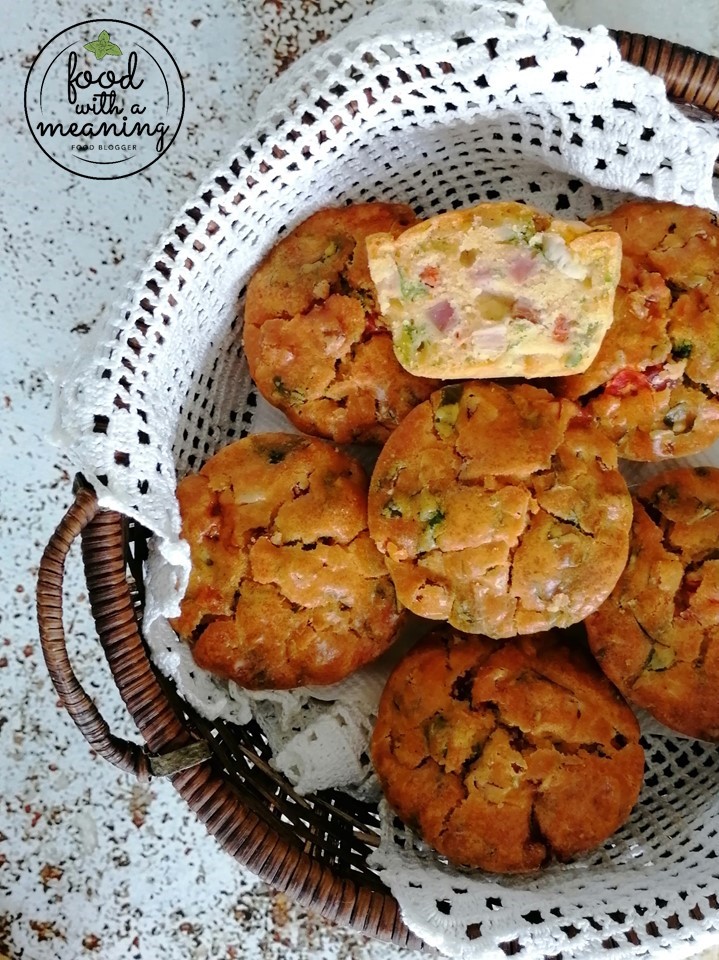 Muffins de bacon, chourição e fiambre com pimentos e cebolinho.