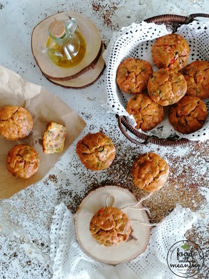 Muffins de bacon, chourição e fiambre com pimentos e cebolinho